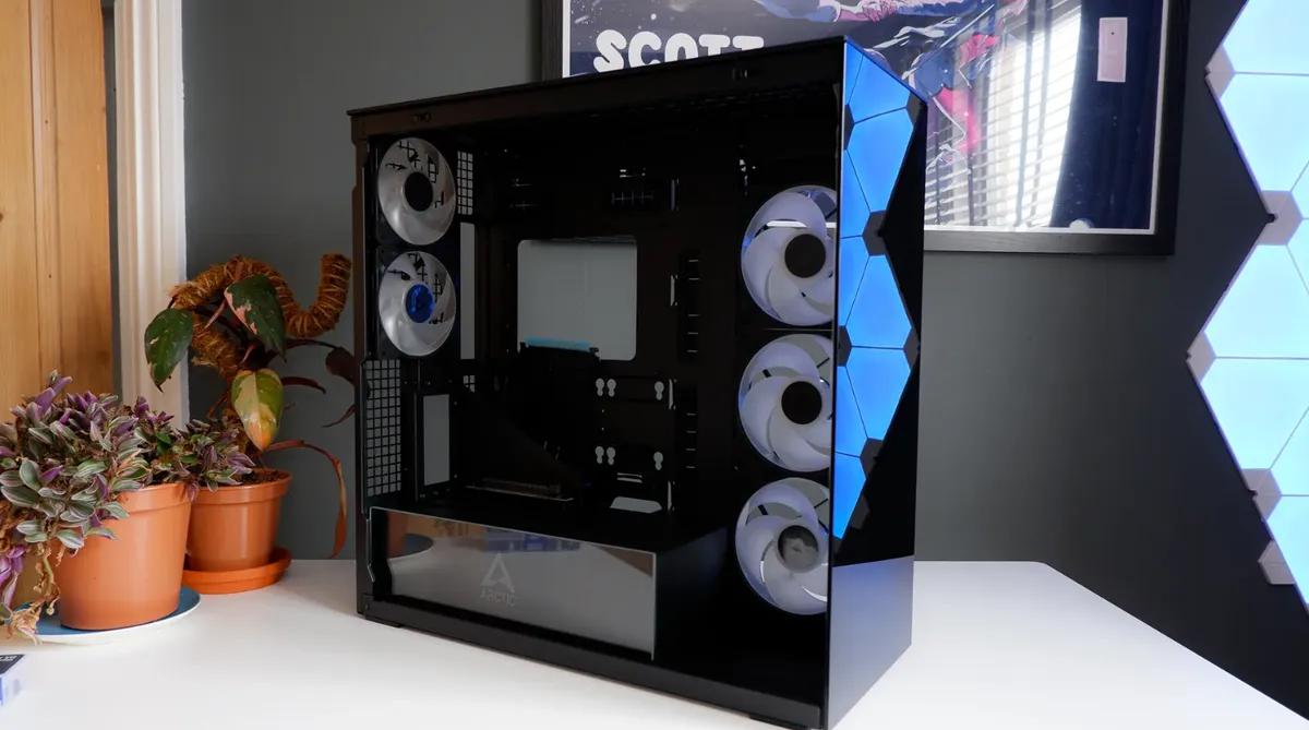 Arctic Xtender PC-koffertanmeldelse - Stilig mellomtårn med sterk kjøling og smart design