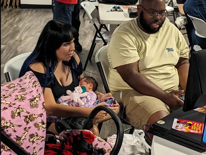 Mor fra Florida vinner Mortal Kombat-turnering mens hun holder en nyfødt