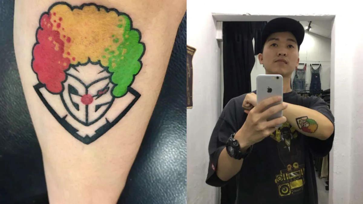 En ekte fan – en gamer tok en tatovering av klovneversjonen av G2-logoen Esports