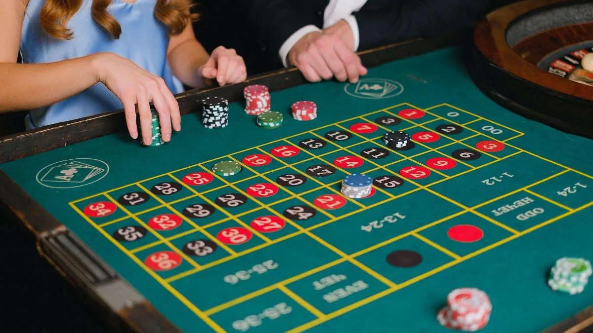 What are the special features of online casinos with minimum deposits?