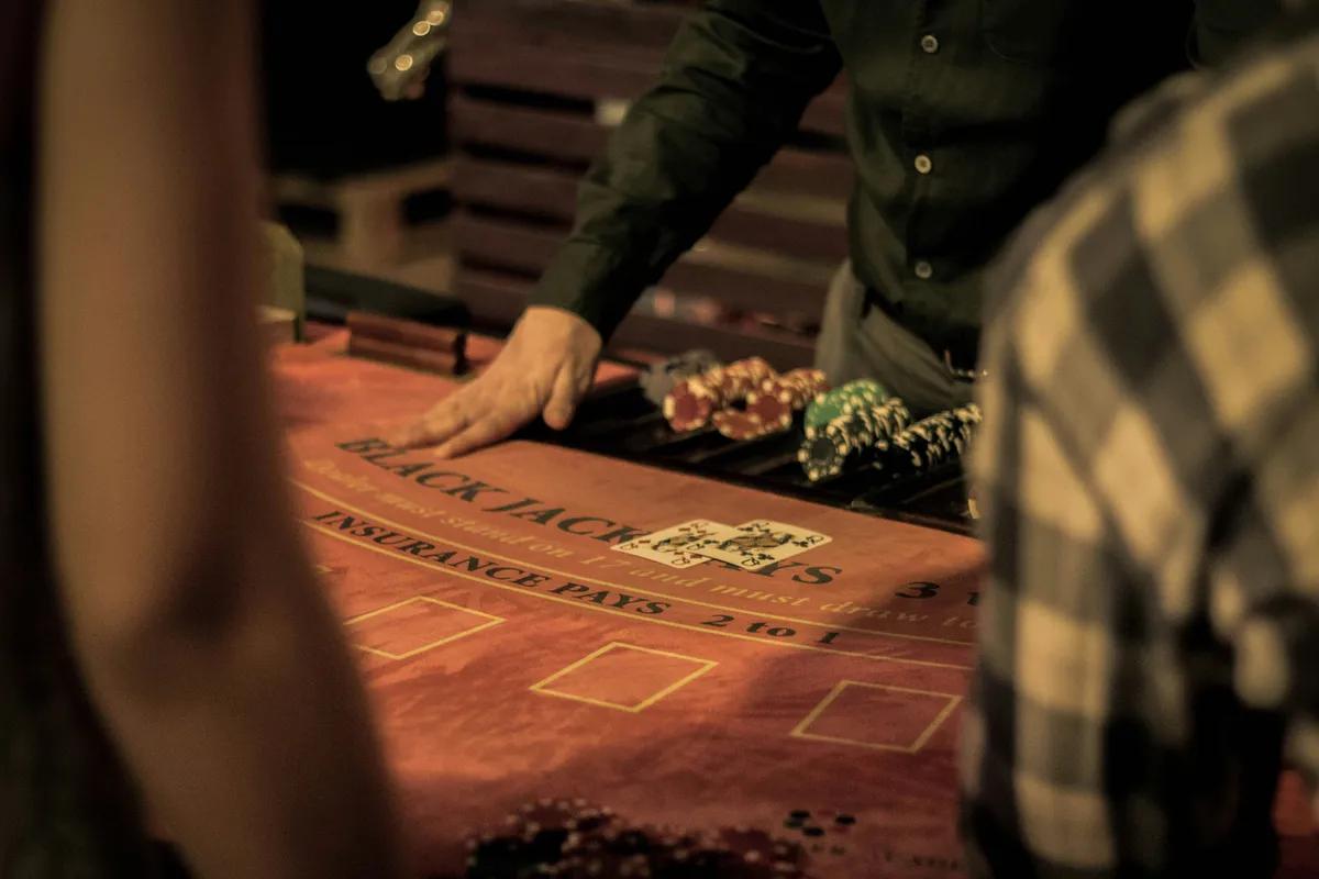 Et dypdykk for tippere: Forstå oddsen i kanadisk blackjack på nett