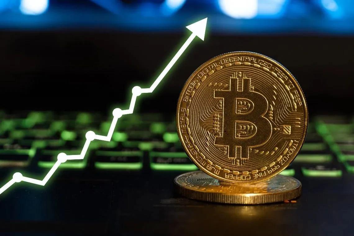 Bitcoin fortsetter selvsikker vekst: Prisen når 93 500 dollar midt i korte likvideringer og markedsfaktorer
