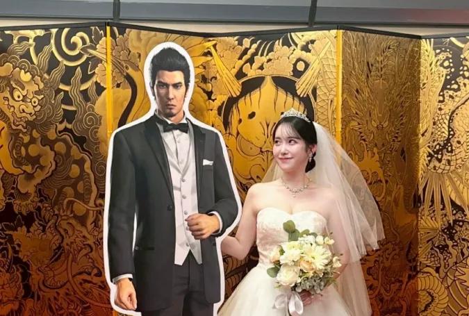 Kazuma Kiryu i papp blir midtpunktet i et fan-laget bryllup i Tokyo