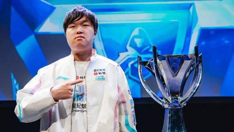 BLG Star Bin bøtelagt over 22 000 dollar for å nekte å gi high five til fans på LPL-arrangement