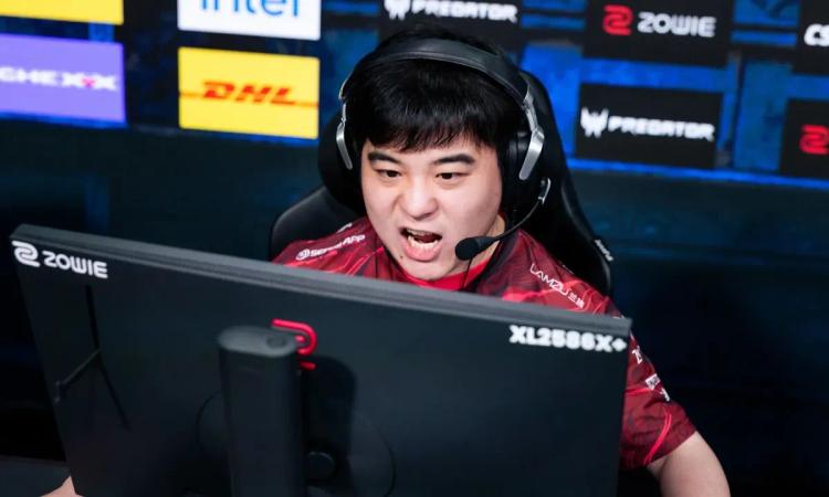 TYLOO gir Jee bot etter upassende oppførsel foran kameraet under en kamp
